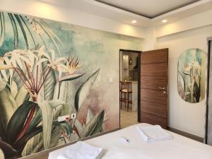 baño con una gran pintura en la pared en Calm 1BHK Modern Apartment in Candolim with Pool, Balcony & Modern Decor, en Candolim