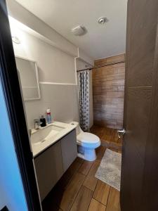 un bagno con un lavandino bianco e un water di Luxury living Sarabela Altos de Occidente, Interplaza Xela a Quetzaltenango Altre 46 foto