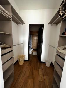 un corridoio con servizi igienici in camera. di Luxury living Sarabela Altos de Occidente, Interplaza Xela a Quetzaltenango