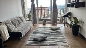 un soggiorno con un divano e una grande finestra di Luxury living Sarabela Altos de Occidente, Interplaza Xela a Quetzaltenango