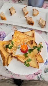 deux assiettes de nourriture avec des tranches de pain sur elles dans l'établissement Kivuli Holiday Homes Limited, à Galu