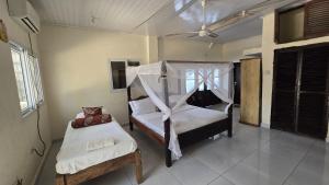 une chambre avec deux lits dans une pièce dans l'établissement Kivuli Holiday Homes Limited, à Galu 87 autres photos