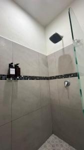 une douche avec une porte vitrée dans une salle de bain dans l'établissement Loft guelaguetza A, à Santa Cruz Huatulco