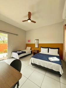 Ένα ή περισσότερα κρεβάτια σε δωμάτιο στο Sabiá Suítes