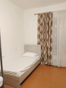 エレバンにあるJRJ Hostelの窓のある部屋にある白いベッド