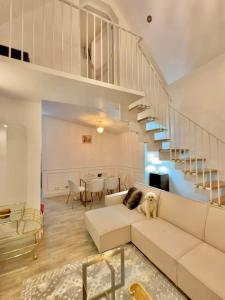 查查波亚斯HOLLY HOUSE Casa privada completa的带白色沙发和楼梯的客厅