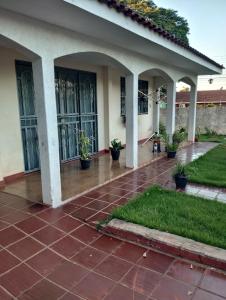 马林加Casa doce Lar的盆栽植物的房屋门廊