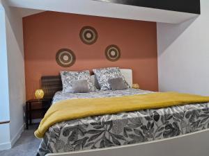 Ένα ή περισσότερα κρεβάτια σε δωμάτιο στο Le Cardoué, chambres d'hôtes proche du Puy duFou