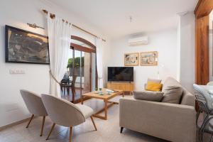 TV a/nebo společenská místnost v ubytování SES ONES with sea views + 34 fotografií