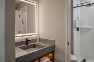 韦恩堡The Amaya - 21 and older only的浴室里有洗手池和镜子 更多5张照片