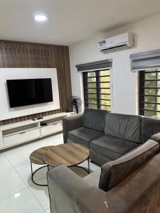 Μια τηλεόραση ή/και κέντρο ψυχαγωγίας στο Elite escape apartments +4 φωτογραφίες