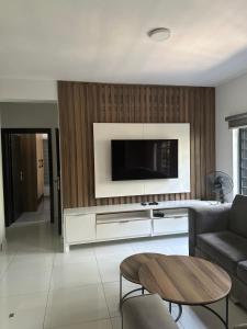 Μια τηλεόραση ή/και κέντρο ψυχαγωγίας στο Elite escape apartments