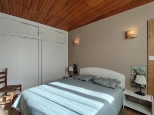 Ένα ή περισσότερα κρεβάτια σε δωμάτιο στο Homency - Résidence de l'Oisans C0