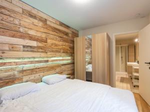 1 dormitorio con una pared de madera renovada en Virgo - 0001, en Ostende