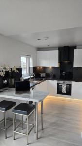 Kuchyň nebo kuchyňský kout v ubytování Modern 1 bedroom riverside apartment