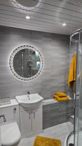 Koupelna v ubytování Modern 1 bedroom riverside apartment