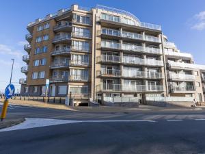 Un gran edificio de apartamentos en la esquina de una calle. en Virgo - 0001, en Ostende