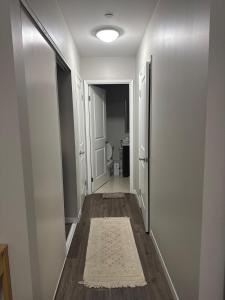 Fotografie z fotogalerie ubytování One-Bedroom Apartment with Den With Amazing Views of Hamilton v destinaci Hamilton