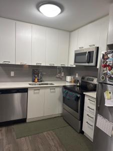 Kuchyň nebo kuchyňský kout v ubytování One-Bedroom Apartment with Den With Amazing Views of Hamilton