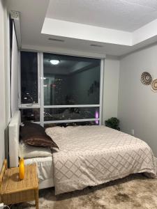 Postel nebo postele na pokoji v ubytování One-Bedroom Apartment with Den With Amazing Views of Hamilton