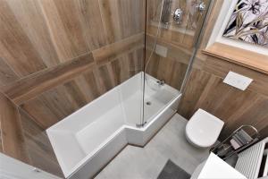 a bathroom with a white tub and a toilet at Le Ray's Inn in Épernay +15 photos