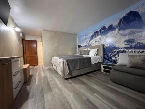 Ένα ή περισσότερα κρεβάτια σε δωμάτιο στο Pensiunea LUCA Straja