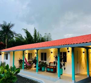 dom z czerwonym dachem i patio w obiekcie Bella Village Escapada Rural de Lujo a 30 min del Lago Calima w mieście Jiguales