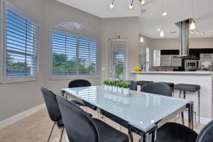 Una cocina o cocineta en Luxury 8-BR with Pool Basketball Volleyball