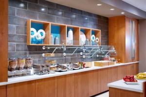 Una cocina con una encimera con comida encima. en SpringHill Suites North Airforce Academy, en Colorado Springs