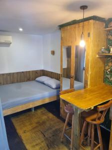 Habitación con cama y mesa en Casa Conteiner, en Barra da Lagoa