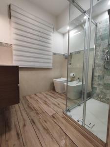 ein Badezimmer mit Dusche, Toilette und Waschbecken in der Unterkunft CIVICO 1 in Valguarnera Caropepe