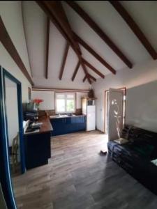 a living room with a couch and a kitchen at Au colibri vert in Trois-Rivières +25 photos