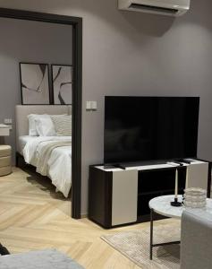 una camera da letto con un letto e un grande specchio di 2 bedroom Apartment Title Legendary Bangtao beach a Bang Tao Beach