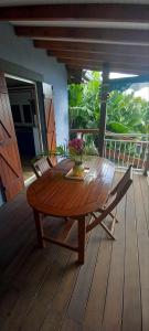 a wooden table and chairs on a deck at Au colibri vert in Trois-Rivières