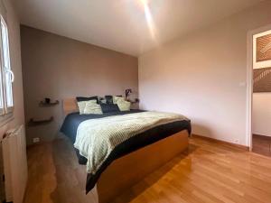 Una cama o camas en una habitación de Maison proche Mer