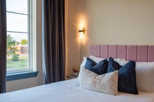 Postel nebo postele na pokoji v ubytování The Francesca - Apt 332