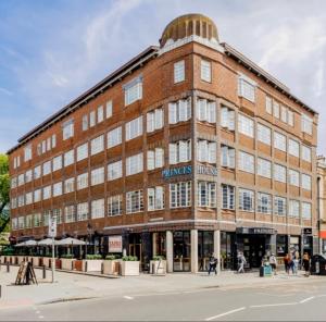 El edificio en el que está el departamento