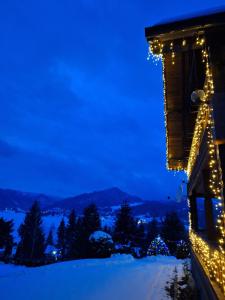 Nespecifikovaný výhled na hory nebo výhled na hory při pohledu z chaty