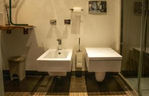 un bagno con un lavandino bianco e un water di Apollo Theater Palace Lecce Exclusive Terrace a Lecce