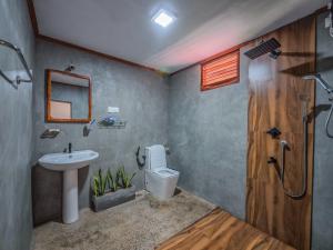 une salle de bain avec toilettes, lavabo et douche dans l'établissement Sinharaja Rainforest Vibe, à Deniyaya