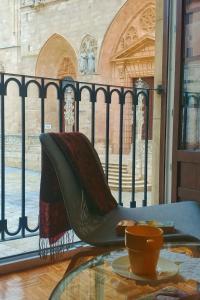 ein Stuhl auf einem Tisch vor einem Gebäude in der Unterkunft Puerta al cielo Suite in Burgos
