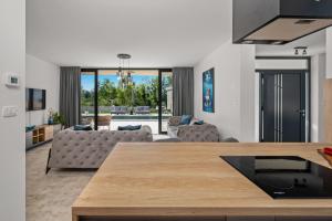 ein Wohnzimmer mit Sofa und Tisch in der Unterkunft Santalezi Sunset Villa 2 in Santalezi