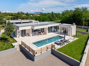 Luftaufnahme eines Hauses mit Swimmingpool in der Unterkunft Santalezi Sunset Villa 2 in Santalezi