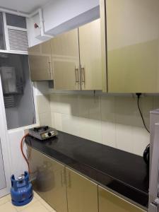 kuchnia z czarnym blatem i szafkami w obiekcie Semi Luxury Apartment CMB 02 15th Floor w Kolombo