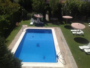 - une vue sur la piscine dans la cour dans l'établissement Apartamentos Arroyo Frío, à Arroyo Frío