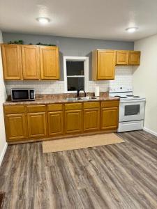 una cucina con mobili in legno e un lavello di Little Blue a Van Buren