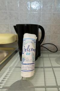 Casa Gioia في كيودجا: لفافة من ورق التواليت موضوعة فوق كوب القهوة