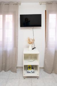 Casa Gioia في كيودجا: تلفزيون على الحائط في غرفة المعيشة مع ستائر +11 صورة