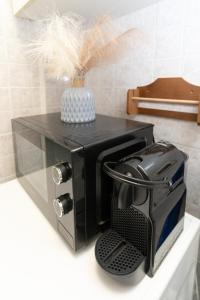 Casa Gioia في كيودجا: آلة صنع القهوة السوداء موضوعة على طاولة زجاجية