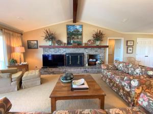 Una sala de estar con un sofá y una chimenea. en Edwards, en Edisto